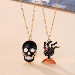 Collar calavera y mano zombie