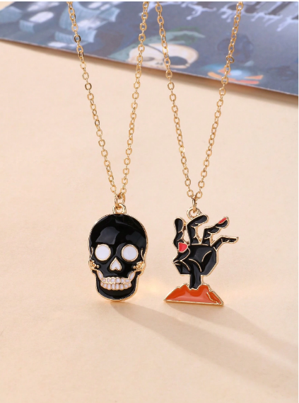 Collar calavera y mano zombie